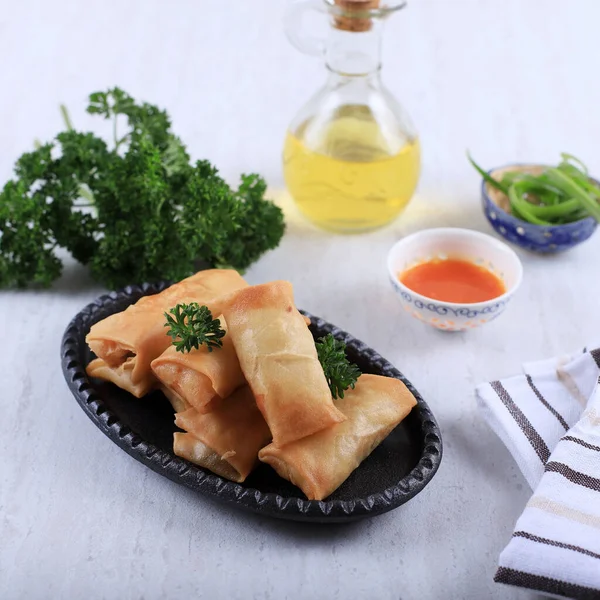 Hemlagad Spring Roll Lumpia Fylld Med Kyckling Och Räkor Serveras — Stockfoto