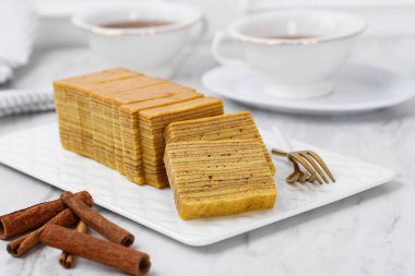 Tabakta Lapis Legit, Endonezya Katmanı Keki veya Seramik Tabakta Lapis Legit, Ev Yapımı Fırın için Beyaz Konsept