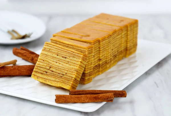 Lapis Legit Spekoek Indonesische Laagkoek Geserveerd Wit Bord Witte Tafel — Stockfoto