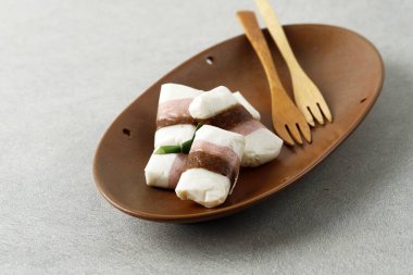Getuk Tiga Warna ya da Getuk Üçlüsü, Magelang 'dan geleneksel Java Tatlı Atıştırması. Kahverengi seramik tabakta servis edilen Cassava ve Hindistan cevizi karışımı.