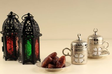 Ied Al Fitr Kartı kavramı. Arapça Çay ve Fener Tarzı olan Tarihler, Metin için Boşluğu Kopyala.