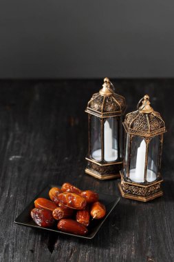 Seçilmiş Odak Feneri ve Tahta Masa Üzerine Tarihler. Ramazan kareem bayramı konsepti, Metin İçin Boşluğu Kopyala. Meyve Tarihlerine Odaklan