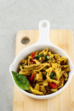 Kızarmış Baharatlı Tavuk Bağırsağını Karıştır (Tumis Usus), Cemet Gri Arkaplan Görünümü