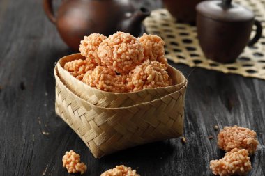 Yuvarlak Cirebon Rengginang veya Rangginang, Endonezya Geleneksel Pirinç Krakeri, pirinç veya Glutinous Rice, Savory ve Çıtır.