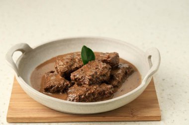 Empal Daging Kelem, Central Java, Endonezya 'dan geleneksel sığır güveci. Sığır eti, Hindistan cevizi sütü ve çeşitli baharatlardan yapılır. Tatlı ve tuzlu.