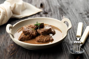 Lapis Daging, Doğu Cava 'dan tatlı biftek güveci. Soya soslu haşlanmış sığır eti sezonundan yapıldı. Tahta Masa Üzerinde Seçili Odaklanma 