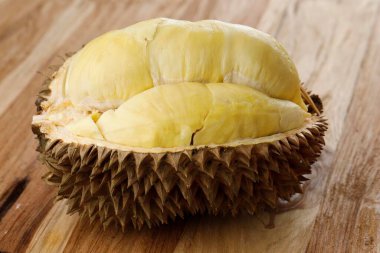 Meyve kralı Durian, altın meyveler, sarı tropikal meyveler. Asya 'da özellikle Tayland, Malezya, Singapur ve Endonezya' da popüler tropikal meyveler. Tahta Masa 'da