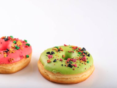 Beyaz Arkaplanda Renkli Serpiştirilmiş Yeşil Çörek, Metin için Boşluğu Kopyala