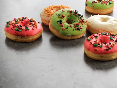 Gri Çimento Arkaplanına Renkli Serpiştirilmiş Seçili Odaklı Donut Metin için Boşluğu Kopyala