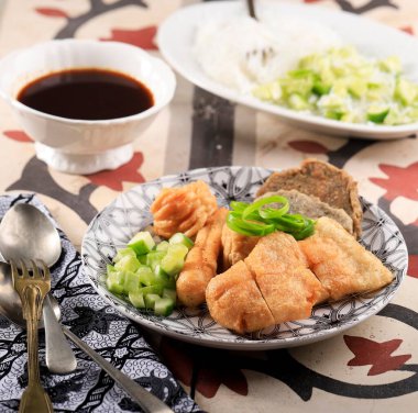 Pempek (Mpek-mpek), Tatlı ve Ekşi Kuah Cuka (Cuko) veya Sirke Sosu ile servis edilen balık ve Tapioca. Palembang, Endonezya 'dan Dish Popular..