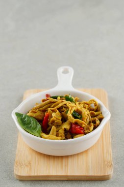 Lezzetli Tumis Usus Ayam ya da Kırmızı Biberli Sarı Baharatlı Tavuk Bağırsağı, Beyaz Kasede Geleneksel Endonezya Yemeği