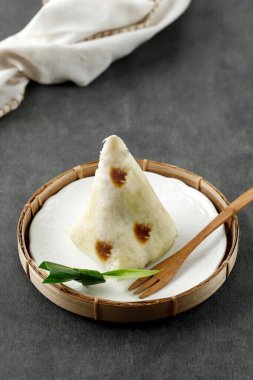 Awug Beras, Buğulanmış Pirinç unu, Shredded Coconut, ve Palm Sugar, Bandung, West Java, Endonezya 'dan Popular Street Food. Bambu tabakta servis edilir.