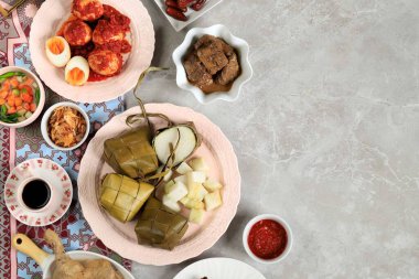 Ketupat Lebaran. Geleneksel Pirinç Keki Kutlaması ya da Çeşitli Yan Yemeklerle Ketupat, Bayram Kutlamaları sırasında Popüler Servis. Metin için Boşluğu Kopyala