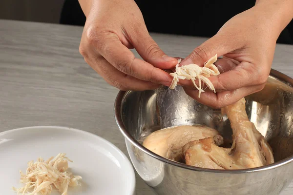 Membuat Ayam Shredded Memproses Payudara Ayam Rebus Menjadi Piece Langkah — Stok Foto