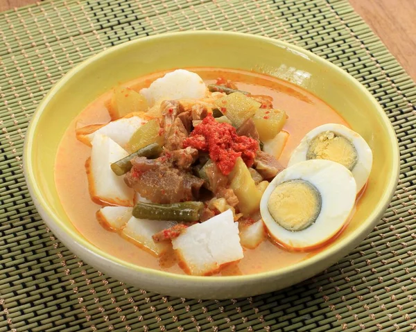 Lontong Sayur Indonéská Kuchyně Komprimovaný Rýžový Dort Nebo Lontong Kajotem — Stock fotografie