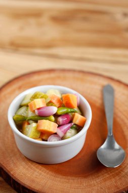 Acar, Tavuk, Et ve Martabak Tabağı. Doğranmış havuç ve salatalıklı yeşil biber ve Shallot, sirke, şeker ve tuz karışımı. Beyaz Kasede