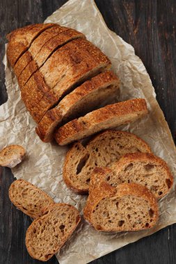 Geleneksel Hecelenen Ekşi Ekmek Kırsal Ahşap Arkaplan Dilimlerine Kesim Ekmek 'in Kırsal Dokusu