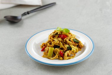 Tumis Usus Ayam veya Sauteed Tavuk Bağırsağı, Geleneksel Endonezya Günlük Tabağı, Kesik Tavuk Bağırsağından yapılır, Baharat, zerdeçal ve biberle pişirilir..