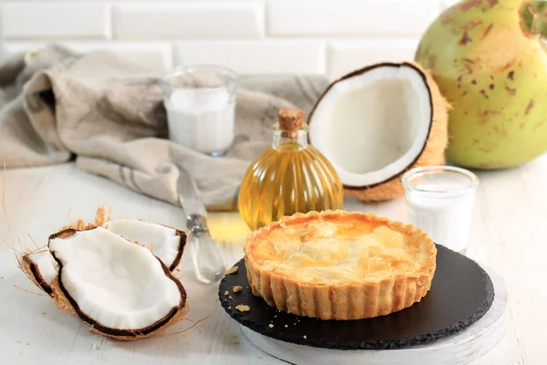 Torta Coco Com Coco Jovem Desfiado Crosta Torta Foco Selecionado — Fotografia de Stock