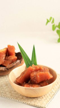 Kolak Singkong, Hindistan cevizi sütü, Palm Sugar ve Pandanus Leaves ile kaynamış Cassava 'dan yapılan Ramadhan sırasında Endonezya Tatlı Popüler' dir..