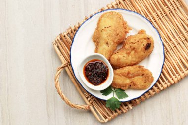 Pisang Goreng Sambal Roa veya Sambal Roa ile Kızarmış Muz, Manado Endonezya 'nın Tipik Mutfak Zevklerinden biridir. 