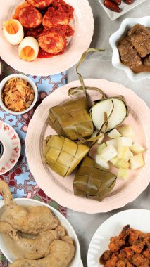 Ketupat Lebaran. Geleneksel Pirinç Keki Kutlaması ya da Çeşitli Yan Yemeklerle Ketupat, Bayram Kutlamaları sırasında Popüler Servis. Sosyal Medya Bayrağı İçin