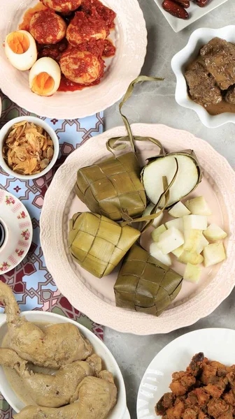 Ketupat Lebaran. Geleneksel Pirinç Keki Kutlaması ya da Çeşitli Yan Yemeklerle Ketupat, Bayram Kutlamaları sırasında Popüler Servis. Sosyal Medya Bayrağı İçin