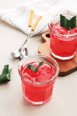 Manisan Kolang-Kaling veya korunmuş şeker palmiye meyvesi, renkli kırmızı, geleneksel Endonezya usulü bir içecek ve tatlı Ramazan ayı boyunca ve İdul Fitri veya Hari Raya 'da. 