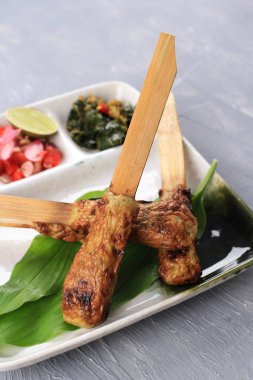 Sate Lilit Bali, Geleneksel Kıymalı Deniz Ürünleri ya da Bambu Şiş 'li Tavuk Satay. Bazen Limon Çimeni Aromatik Şiş Otu olarak kullanılıyor. 