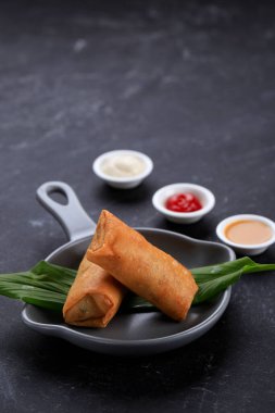 Kızarmış Bahar Rolls, Lumpia ya da Popia rolünde Popularr. Çin Yeni Yılı 'nda (Imlek) Aile Yemeği 