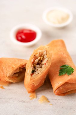 Çok Kızarmış Bahar Rolls, Lumpia ya da Popia kadar popüler. Born Table 'da izole edilmiş, mayonez ve biber sosuyla servis edilmiş. Metin için Boşluğu Kopyala