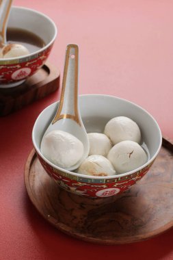 Bandung, Endonezya, 01012020: Tang Yuan, Çin Glutinous Rice Dumpling Balls with Sugar Ginger veya Kış Gündönümü Yeni Yıl Festivali için Siyah Arkaplanda Palm Sugar Syrup. 