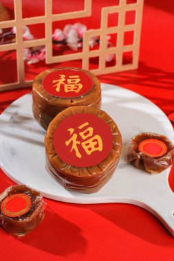 Nian Gao ayrıca Niangao Çin Yeni Yılı sırasında yenen bir tatlı pirinç keki. Aslında ayin törenlerinde sunum olarak kullanılıyordu. Çince Karakter Servet anlamına gelir