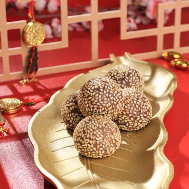 Onde-onde Ketan Hitam veya Black Glutinous Rice Susam Tohumu Balosu, Endonezya Geleneksel Bali Tabağı 'nda servis edilir. Yakın çekim. Çin Etkisi Altında Popüler Endonezya Yemeği