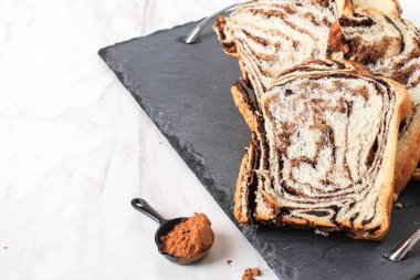 Çikolatalı Babka veya Brioche Ekmeği. Ev yapımı Tatlı Çöl Pastası - Mermer desenli Çikolatalı Girdap Ekmeği. Dilimlenmiş Beyaz Arkaplan