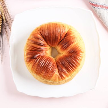 Top View Wool Roll Ekmek, Ev yapımı Japon Brioche Süt Ekmeği Yün Gibi Güzel Dokuya sahip. Beyaz Tabaka, Pembe Arkaplan ve Kopya Boşluğu Servisi