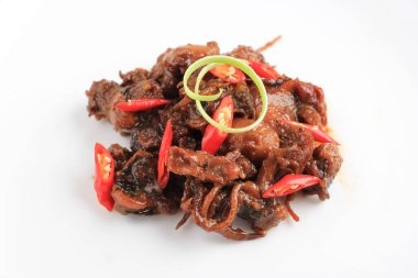 İstiridye soslu kalamar ya da kalamar. Acı biber, soğan, lezzet, domates sosu ve istiridye sosuyla pişirilmiş. Beyaz Tabakta İzole Edilmiş