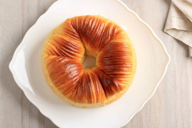 Top View Seçilmiş Odak Yün Yuvarlak Ekmek, Ev Yapımı Japon Viral Brioche Hokkaido Shokupan Süt Ekmeği Yün Gibi Güzel Dokuya sahip. Beyaz Tabaka, Tahta Arkaplan ve Kopya Boşluğu Servisi