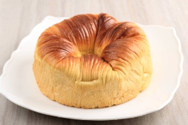 Seçilmiş Odak Yün Yuvarlak Ekmek, Ev Yapımı Viral Ekmek Yün Gibi Güzel Dokuya sahip. Kopyalama Boşluğu ile Beyaz Tabaka 'da servis