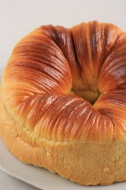 Taze pişmiş Wool Roll Ekmeğini Kapat, Ev Yapımı Viral Ekmek Yün Gibi Güzel Dokuya sahip. Gri Tabakta servis edildi