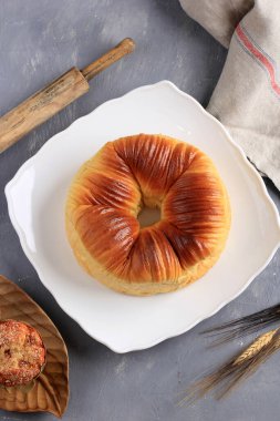 Yün Ekmek, pamuk yumağı şeklinde tatlı ekmek hamurudur. Çikolata ve ızgara peynirle dolu. Beyaz Tabakta Servis Edildi