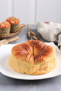 Ev yapımı Wool Roll Ekmek, Viral Japon Brioche Shokupan Hokkaido Süt Ekmeği Yün Gibi Güzel Dokuya sahip. Beyaz Tabakta Servis