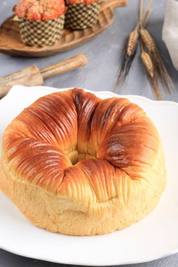 Top View Seçilmiş Odaklı Yün Yuvarlak Ekmek, Ev Yapımı Japon Viral Brioche Hokkaido Shokupan Süt Ekmeği Yün Gibi Güzel Dokuya sahip. Beyaz Tabakta, Gri Çimento Arkaplanında