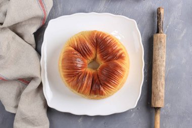 Top View Seçilmiş Odak Yün Yuvarlak Ekmek, Ev Yapımı Japon Viral Brioche Hokkaido Shokupan Süt Ekmeği Yün Gibi Güzel Dokuya sahip. Beyaz Tabakta, Kopya Boşluğu ile Çimento Arkaplanında Servis