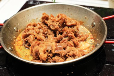 Geleneksel Kore Bulgogi Çanağı 'nı kapatın. İnce kesim, ızgara biftek, pirinç, susam tohumu ve sebzelerle servis edilir. Ön Görünüm. 