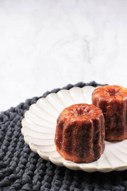 Canele Bordeaux Pastası, Fransız Tatlı Tatlı Pastası. Metin için Boşluğu Kopyala, Beyaz Arkaplan