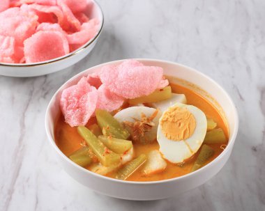 Lontong Sayur Padang, pirinç ezmeli körili sebze, haşlanmış yumurtalı kek.