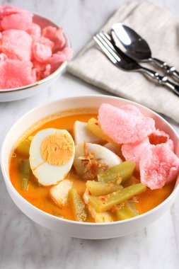 Endonezya Geleneksel Mutfağı: Lontong Sayur Padang, Ketupat veya Lontong veya Compress Rice ve Curry Gravy ile Sebze Güveci. Tipik yiyecek Padang, Batı Sumatera 'dan. 