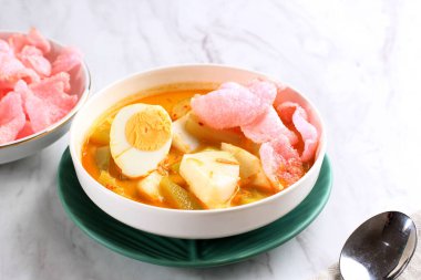 Lontong Sayur Padang, pirinç ezmeli sebze körisi, haşlanmış yumurtalı servis, metin için boşluk kopyala