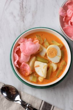 Üst Manzara Lontong Sayur Padang, Pirinç ezmeli körili sebze, haşlanmış yumurtalı kek.